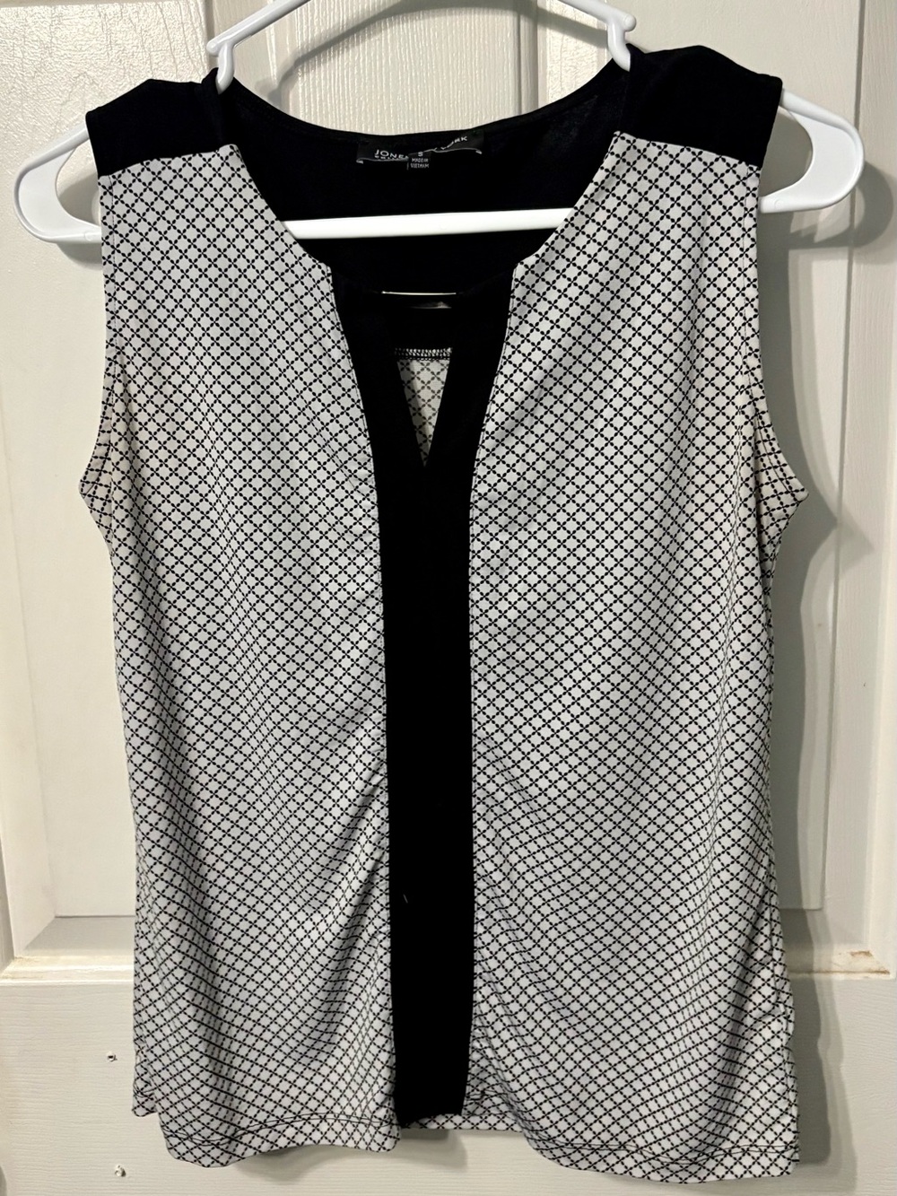Jones New York Black and White Geometric V-Neck Sleeveless Top